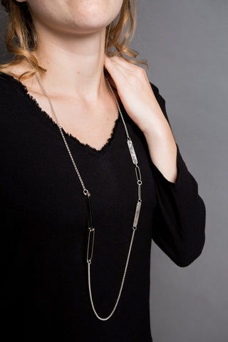 Collier Andrea blanc cassé, noir et nuance de gris